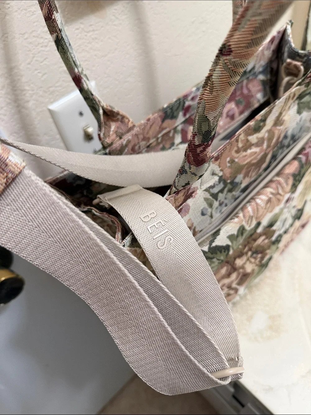 Beis floral tote - Picture 10 of 10